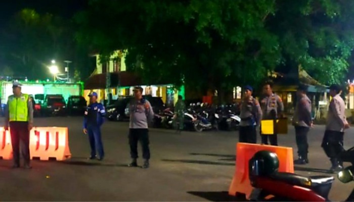 Personel Polres Sumenep melaksanakan pengamanan MEC 2023 di depan Labeng Mesem Keraton Sumenep.