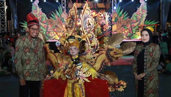 Bupati Sumenep, H. Achmad Fauzi Wongsojudo dan istri, Nia Kurnia Fauzi foto bareng salah satu peserta MEC kategori pelajar.