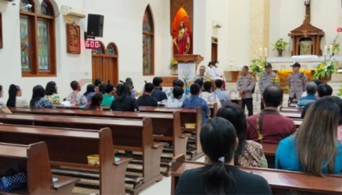 Polres Sumenep menggelar ‘Minggu Kasih’ di Gereja Maria Gunung Karmel, Desa Pabian, Kecamatan Kota Sumenep.