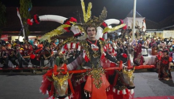 Penampilan salah satu peserta Madura Ethnic Carnival (MEC) 2023 di Kabupaten Sumenep, Jawa Timur.
