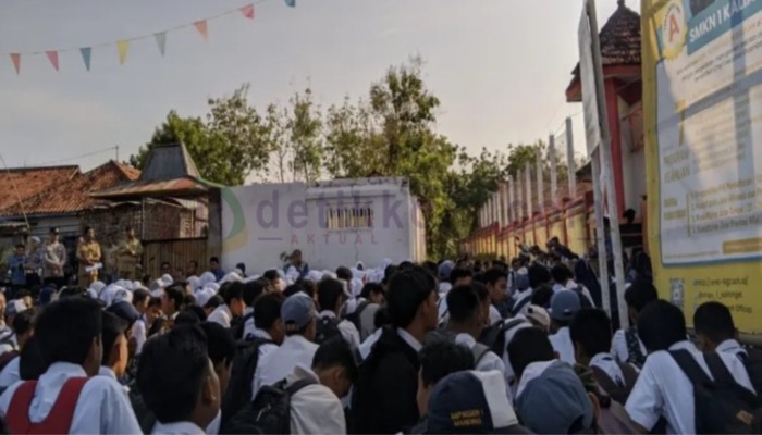 Siswa SMKN 1 Kalianget Sumenep tidak bisa masuk ke dalam sekolah karena pintu utama disegel ahli waris pemilih lahan