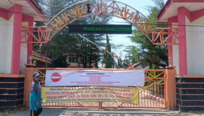 Pintu utama SMKN 1 Kalianget disegel oleh ahli waris pemilik lahan.