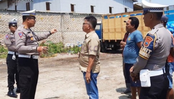 Kasat Lantas Polres Sumenep, AKP Alimuddin Nasution memberikan imbauan kepada para sopir truk di salah satu pabrik garam.