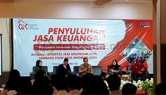 Kepala Bagian Hubungan Kelembagaan OJK, Sandi Eka Yudha (tengah) pada Penyuluhan Jasa Keuangan di Sumenep.