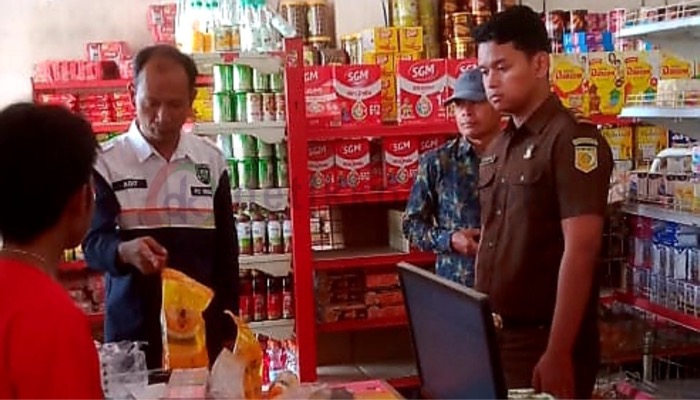 Tim Gabungan pemberantasan rokok tanpa pita cukai sedang mendatangi salah satu toko di Sumenep.