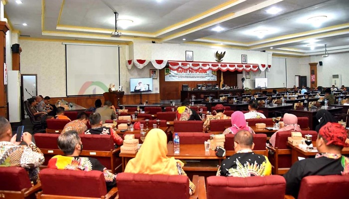 Rapat Paripurna Jawaban Bupati atas PU Fraksi terhadap Nota Penjelasan Raperda Perubahan APBD 2023, di lantai 2 gedung DPRD Sumenep.