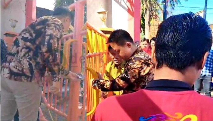 Kabag Hukum Setdakab Sumenep, Hizbul Wathan membuka segel pintu utama SMKN 1 Kalianget.