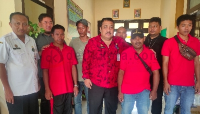 Kepala Dinsos P3A Kabupaten Sumenep, Achmad Dzulkarnain bersama 4 korban TPPO di kantornya.