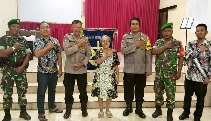 Anggota Polres Sumenep, anggota Kodim dan pengurus Gereja Bethel Indonesia dalam acara Minggu Kasih.