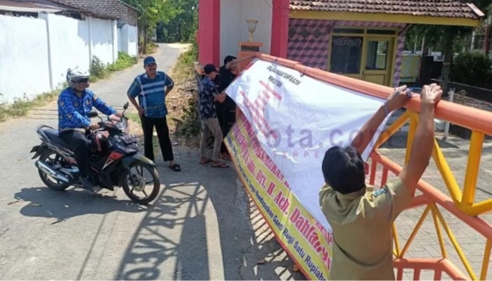 Ahli waris pemilik lahan menyegel pintu utama SMKN 1 Kalianget, Kab. Sumenep.