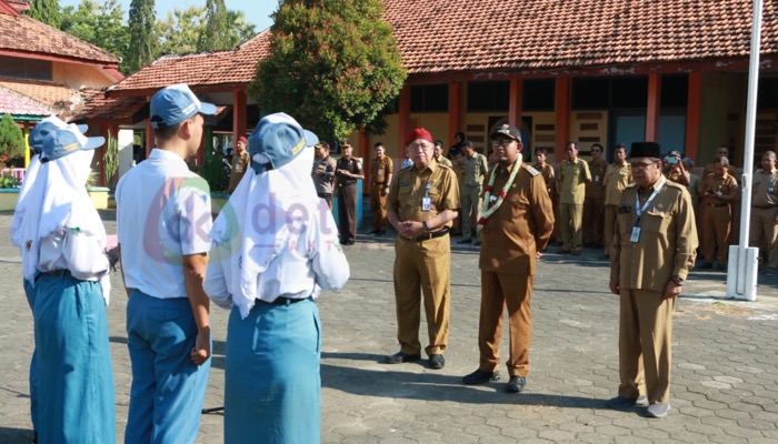 Bupati Sumenep, H. Achmad Fauzi Wongsojudo pimpin apel pagi di SMKN 1 Kalianget.