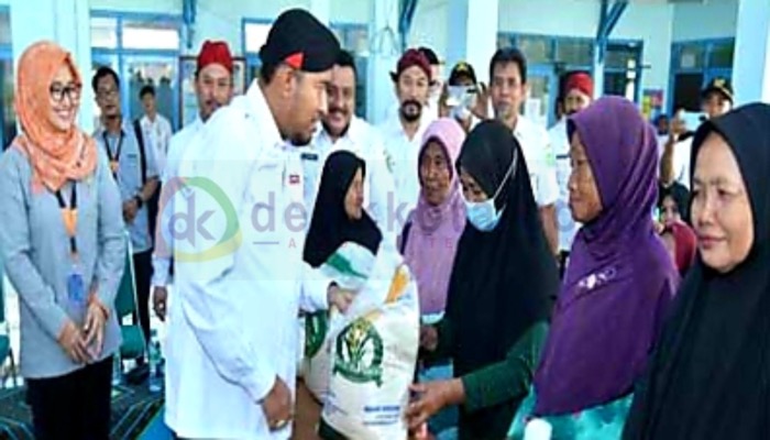 Bupati Sumenep, H. Achmad Fauzi Wongsojudo menyerahkan bantuan pangan BCP kepada warga beberapa waktu lalu.