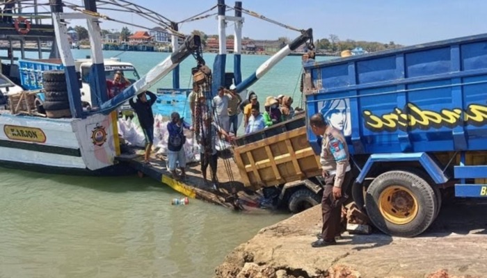 Truk pengangkut pasir terperosok saat keluar dari kapal tongkang penyeberangan Kalianget-Talango, Kabupaten Sumenep.