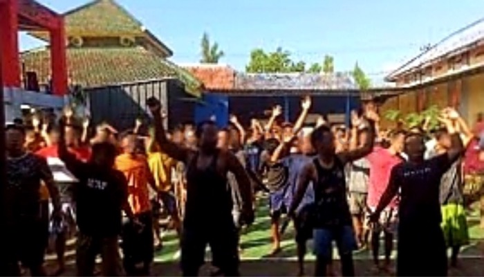 Ratusan warga binaan Rutan Kelas IIB Sumenep lakukan senam bersama.