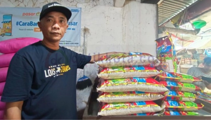 Salah seorang pedagang beras di Pasar Anom Baru, Kecamatan Kota, Kabupaten Sumenep.