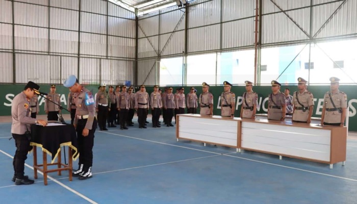 Kapolres Sumenep, AKBP Edo Satya Kentriko pimpin serah terima jabatan sejumlah pejabat di lingkungannya.