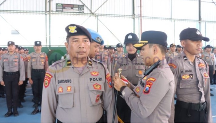 Kapolres Sumenep, AKBP Edo Satya Kentriko menyematkan pita pada peserta Pelatihan Dalmas.