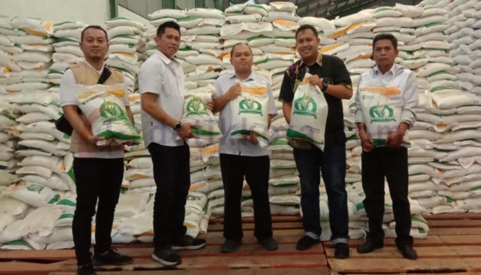 Kabag Perekonomian dan SDA Setdakab Sumenep, Dadang Dedy Iskandar (dua dari kiri) saat di Gudang Bulog Sidoarjo.