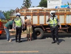 Polres Sumenep Imbau Sopir Truk Pengangkut Garam Pakai Terpal di Bagian Bawah Bak
