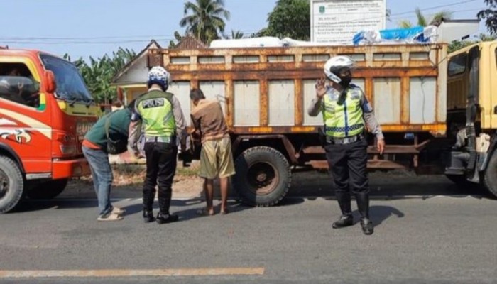 Petugas Satlantas Polres Sumenep mengimbau sopir truk pengangkut garam.