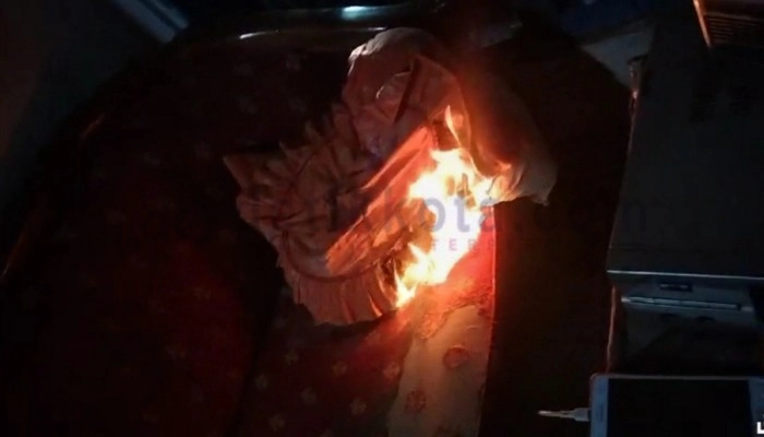 Api misterius membakar bantal yang ada di atas sofa rumah milik H. Badri, Desa Payudan Nangger, Kec. Guluk-Guluk, Kab. Sumenep.