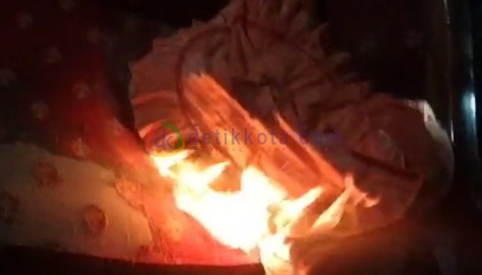 Api mesterius membakar bantal yang ada di sofa rumah H. Badri, warga Desa Payudan Nangger, Kec. Guluk-Guluk, Kab. Sumenep.