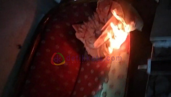 Salah satu benda yang terbakar akibat api misterius di rumah H. Badri, Desa Payudan Nangger, Kec. Guluk-Guluk, Kab. Sumenep.