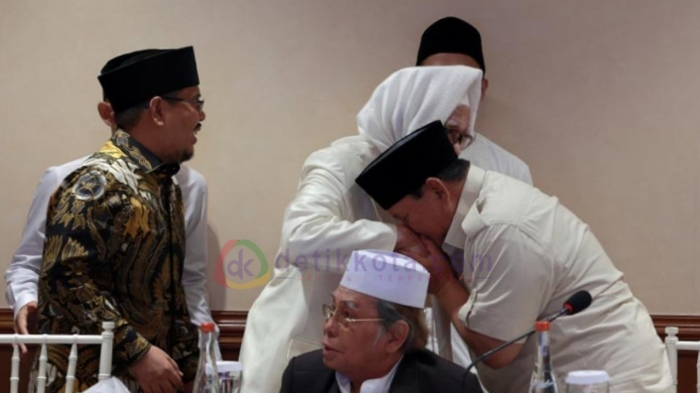 Bacapres Prabowp Subianto saat bertemu para kiai di salah satu hotel di Surabaya.