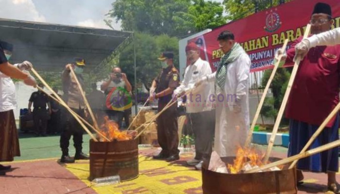 Kajari Sumenep Trimo didampingi Forkopimda memusnahkan barang bukti perkara yang telah berkekuatan hukum tetap.