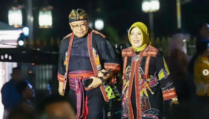 Pj Gubernur NTB, H. Lalu Gita Ariadi didampingi istri Hj. Lale Prayatni tampil menggunakan Batik Tulis Gembok (Generasi Membatik Lombok) di acara Istana Berbatik, Jakarta.