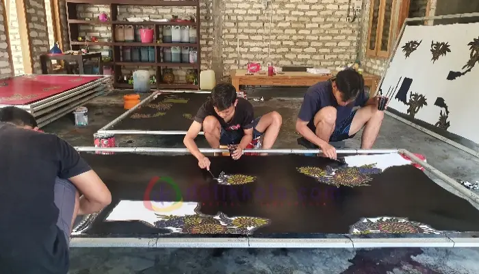Sejumlah melenial sedang membatik di salah satu sentra kerajinan batik Sumenep.