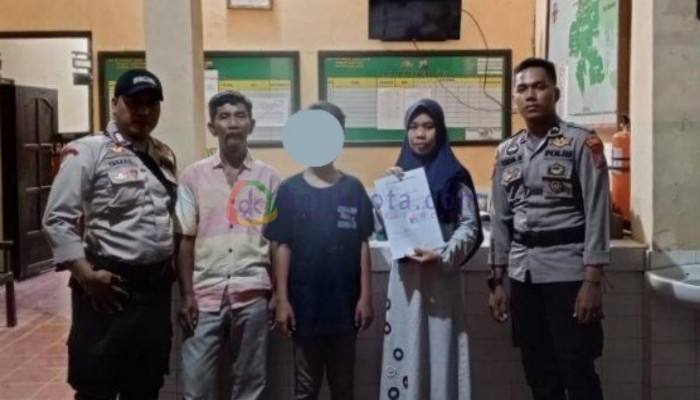 RES (14) saat dijemput orang tuanya di Mapolsek Kangean usai ditemukan di dalam Kapal Sabuk Nusantara 91.