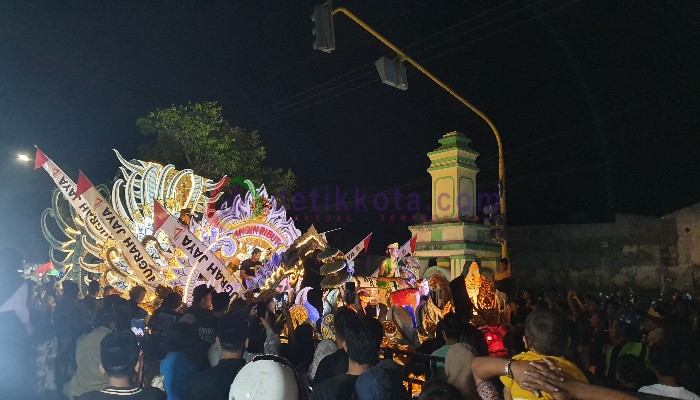 Penampilan grup Angin Ribut dalam Festival Grup Musik Tong-tong se-Madura 2023 di Kabupaten Sumenep.