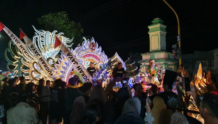 Penampilan peserta Angin Ribut dalam Festival Musik Tong-tong se-Madura tahun 2023 di Kabupaten Sumenep.