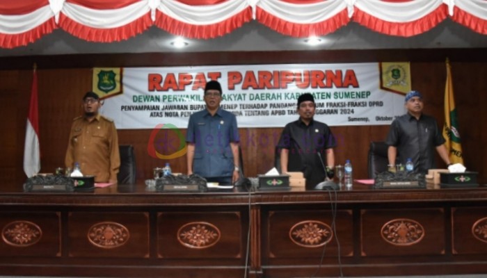 Bupati Sumenep, H. Achmad Fauzi Wongsojudo bersama pimpinan DPRD setempat dalam rapat paripurna.