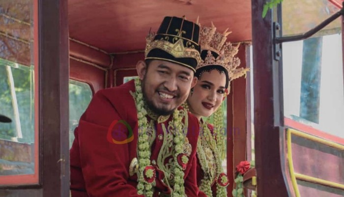 Bupati Sumenep, H. Achmad Fauzi Wongsojudo bersama istri, Nia Kurnia Fauzi mengenakan busana Kanigara.