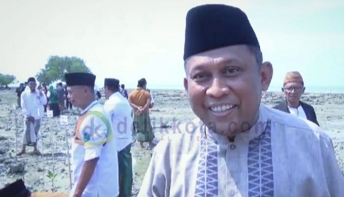Kepala DLH Kabupaten Sumenep, Arif Susanto pada acara Warna NU Menanam di Desa Lobuk, Kec. Bluto.