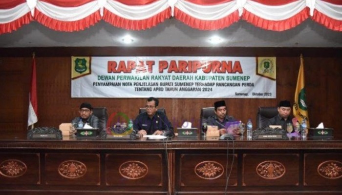 Bupati Sumenep, H. Achmad Fauzi Wongsojudo (kiri) hadiri Rapat Paripurna Nota Penjelasan Raperda tentang APBD 2024 di Gedung DPRD setempat.