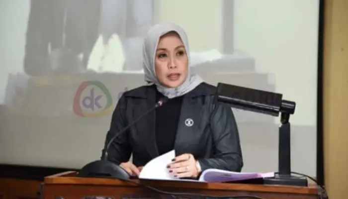 Mely Sufianti membacakan Nota Penjelasan 3 Raperda dalam Sidang Paripurna DPRD Sumenep.