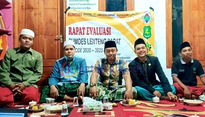 Kepala Desa Lenteng Barat, Afan Afandi bersama pengurus BUMDes Rodinda.