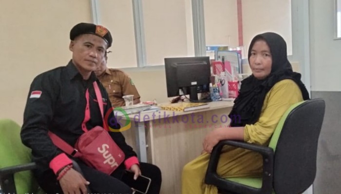 Ibu korban, Masuamna saat registrasi perawatan korban S di RSUD Abuya, Kangean, Kab. Sumenep.