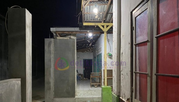 Gerombolan laron memenuhi lampu salah satu rumah warga di Desa Pangarangan, Kec. Kota Sumenep.