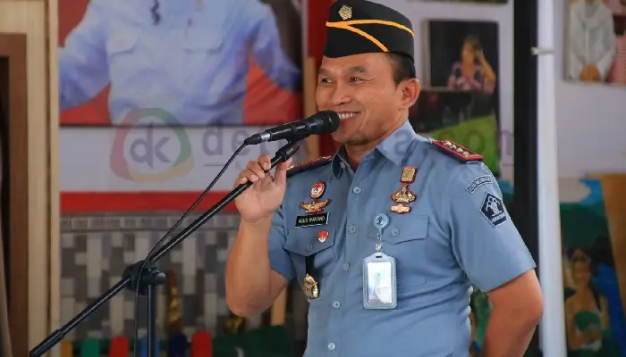 Kepala Lembaga Pemasyarakatan Kelas IIA Kabupaten Banyuwangi, Agus Wahono memimpin apel pagi pegawai Lapas.