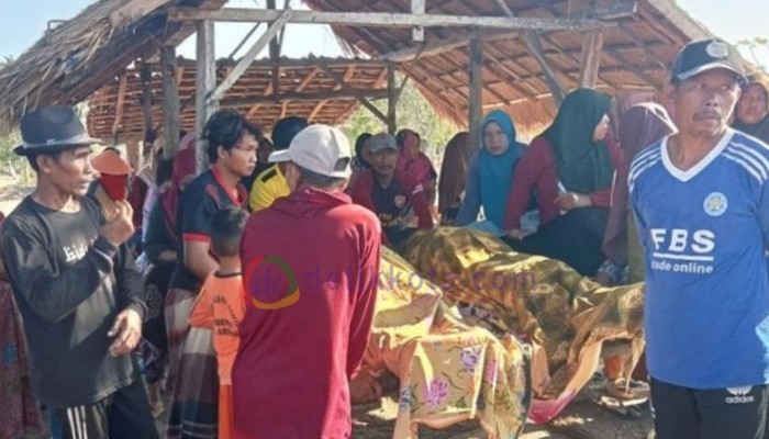 Warga Desa Kolo-Kolo, Kecamatan Arjasa, Pulau Kangean usai mengevakuasi nelayan korban kecelakaan laut.