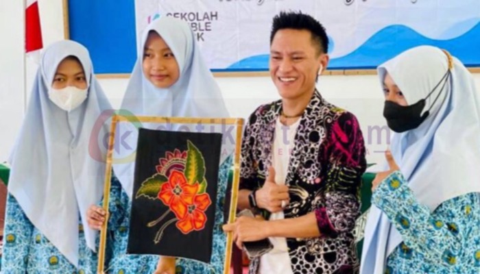 Owner dan Designer Rumah Batik Canteng Koneng Sumenep, Didik Haryanto usai mengisi pelatihan membatik pada siswa SMA.