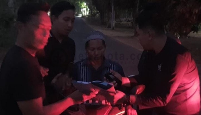 Pelaku JB (pakai kopiah) saat diringkus anggota Satreskrim Polres Sumenep di Jalan Raya Legung Timur, Kec. Batang-Batang.