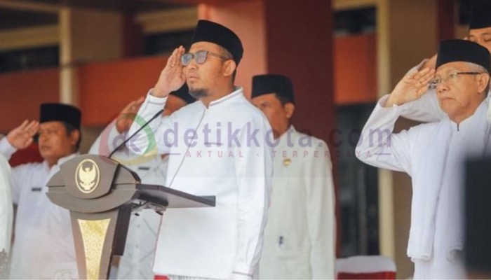 Bupati Sumenep, H. Achmad Fauzi Wongsojudo saat memimpin upacara Hari Santri Nasional 2023 di halaman Kantor Bupati setempat.
