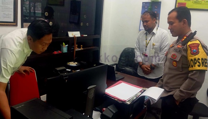 Kapolres Sumenep, AKBP Edo Setya Kentriko mengecek kebersihan ruang kerja satuan fungsi di lingkungan kantornya.