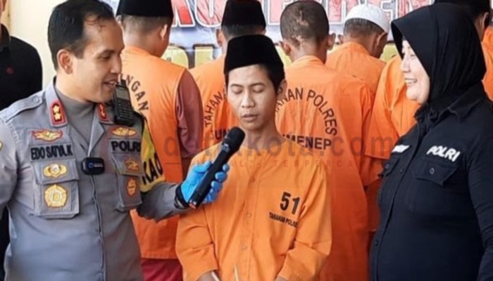 Tersangka SB (20), residivis pencurian saat diintrogasi Kapolres Sumenep, AKBP Edo Satya Kentriko.