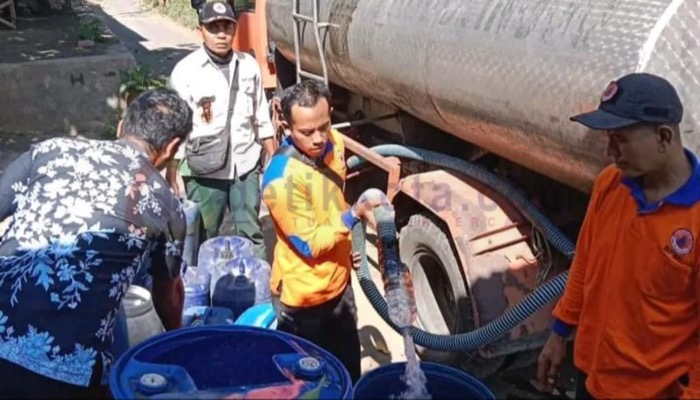 Petugas BPBD Kabupaten Sumenep mendistribusikan air bersih ke daerah terdampak kekeringan.